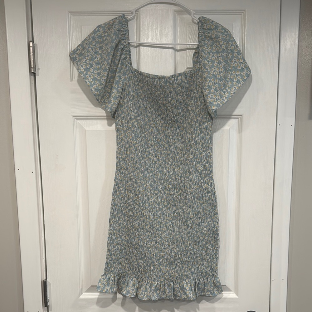 NWT Women’s Boutique Floral Blue Mini Dress with Flutter Sleeves Size Medium